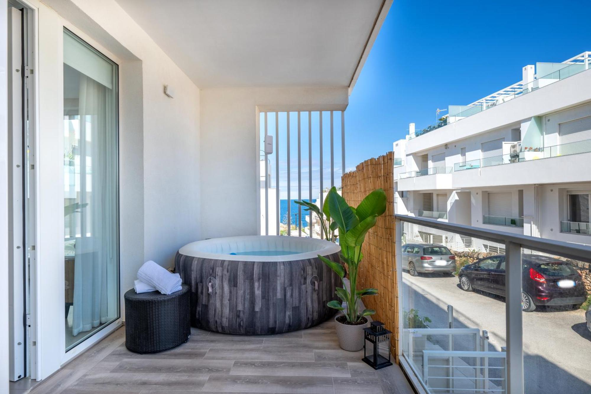 Exclusive Deluxe Apt Up To 6 People & Heated Tub 滨海波利尼亚诺 外观 照片